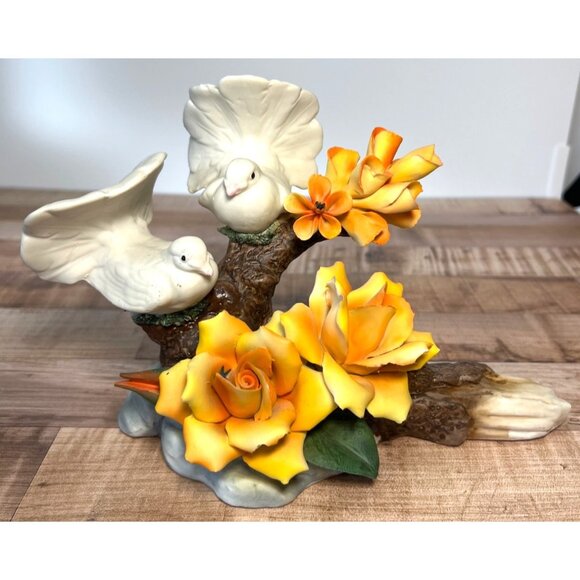 CAPODIMONTE Fine Porcelain Figure LOVE BIRDS Doves YELLOW ROSES Made in Italy - Picture 1 of 5
